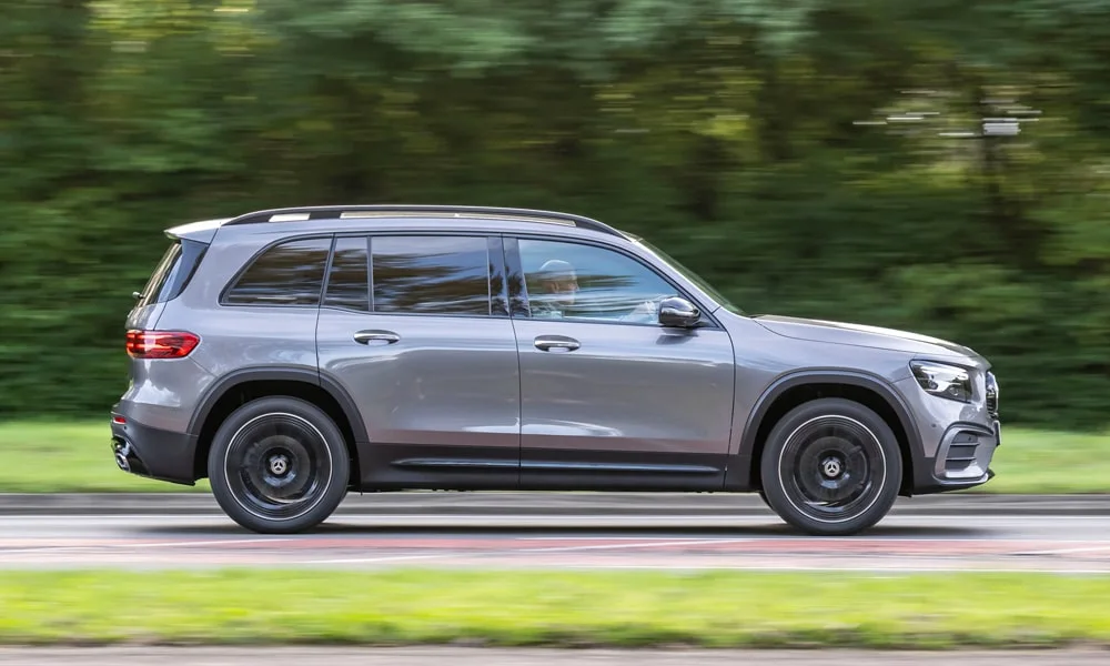 Фото Mercedes-Benz GLB (2024) — вид сбоку, фото 2. Профиль кузова: колёсная база, свесы и линия остекления Mercedes-Benz GLB (2024) — вид сбоку, фото 2