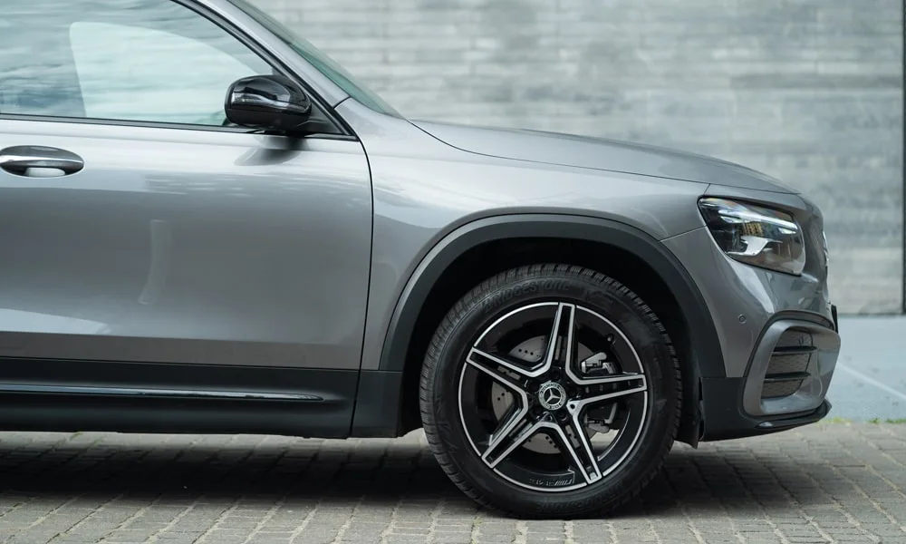 Фото Mercedes-Benz GLB (2024) — вид сбоку, фото 3. Серый кузов в профиль — пропорции, высота посадки и дизайн дисков Mercedes-Benz GLB (2024) — вид сбоку, фото 3