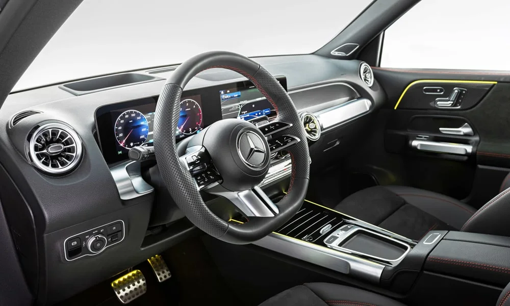 Фото Mercedes-Benz GLB (2024) — руль. Обшивка обода и компоновка спиц крупным планом. Правильная посадка: руки на «9 и 3», приборы читаются поверх обода Mercedes-Benz GLB (2024) — руль