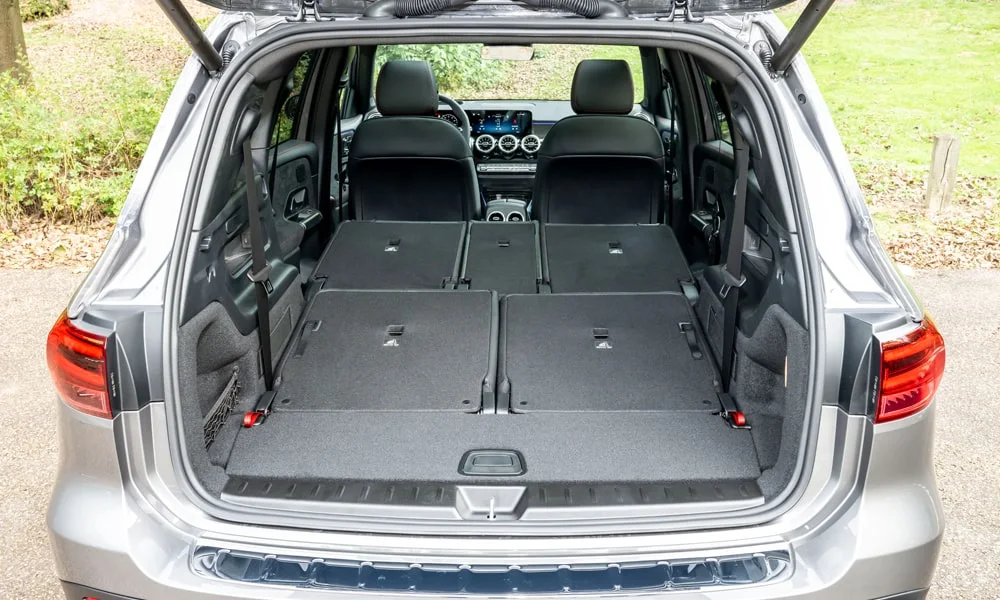 Фото Mercedes-Benz GLB (2024) — багажник, фото 2. Грузовой отсек с открытой дверью: погрузочная высота и ширина проёма Mercedes-Benz GLB (2024) — багажник, фото 2