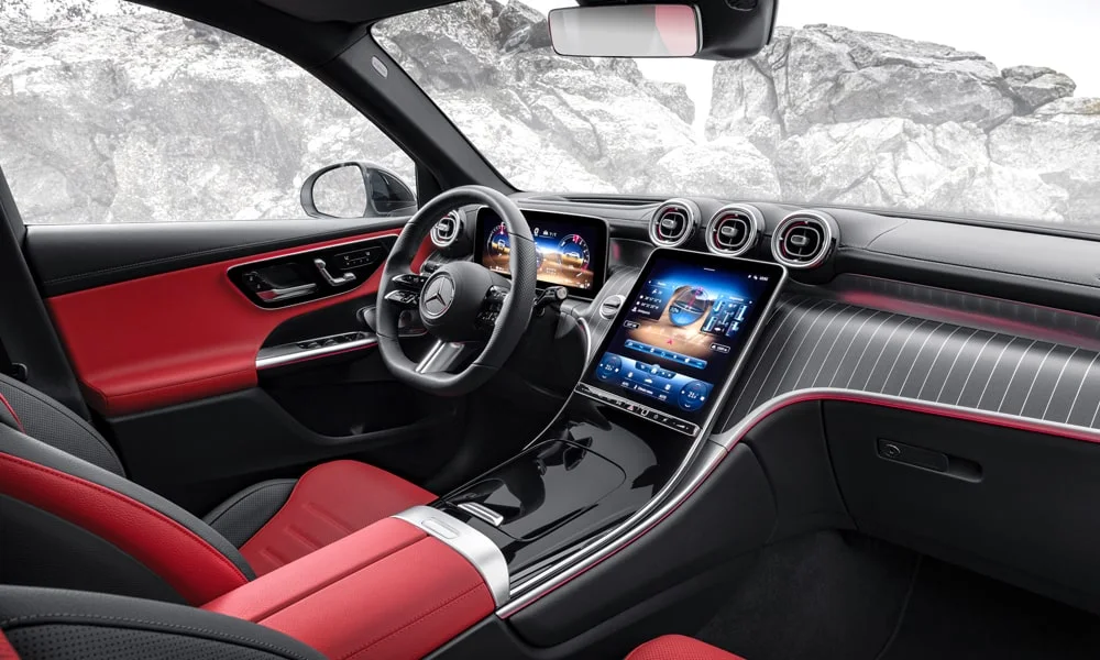 Фото Mercedes-Benz GLC (2024) — передняя панель. Панель в красно-чёрной отделке — видна компоновка экранов и органов управления. Мягкие материалы верхнего яруса и вставки задают уровень интерьера Mercedes-Benz GLC (2024) — передняя панель