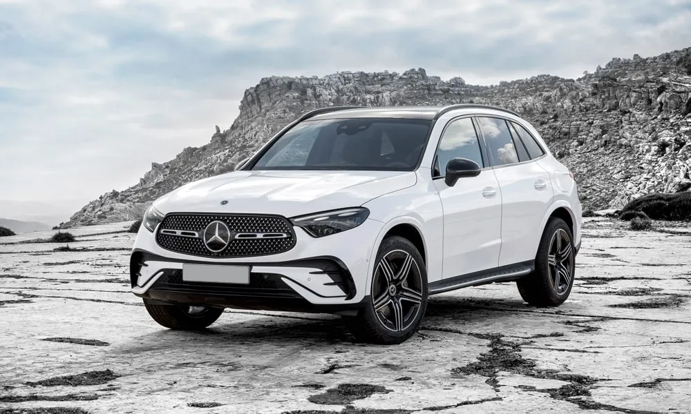 Фото Mercedes-Benz GLC (2024) — вид спереди. Оптика, решётка и бампер — первое впечатление о модели. Рисунок ходовых огней — подпись модели, по нему её узнают в потоке Mercedes-Benz GLC (2024) — вид спереди