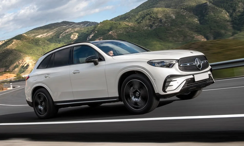 Фото Mercedes-Benz GLC (2024) — вид спереди, фото 4. Анфас: пропорции капота, посадка кузова и графика ходовых огней. Рисунок ходовых огней — подпись модели, по нему её узнают в потоке Mercedes-Benz GLC (2024) — вид спереди, фото 4