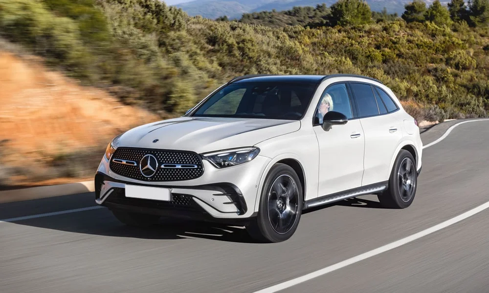 Фото Mercedes-Benz GLC (2024) — вид спереди, фото 5. Оптика, решётка и бампер — первое впечатление о модели. Рисунок ходовых огней — подпись модели, по нему её узнают в потоке Mercedes-Benz GLC (2024) — вид спереди, фото 5