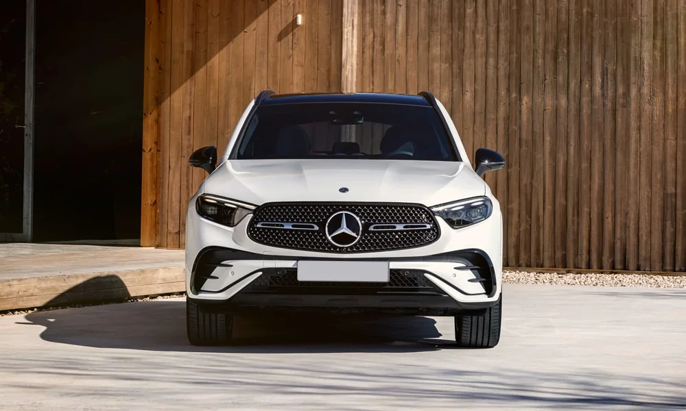 Фото Mercedes-Benz GLC (2024) — вид спереди, фото 6. Анфас: пропорции капота, посадка кузова и графика ходовых огней. Рисунок ходовых огней — подпись модели, по нему её узнают в потоке Mercedes-Benz GLC (2024) — вид спереди, фото 6