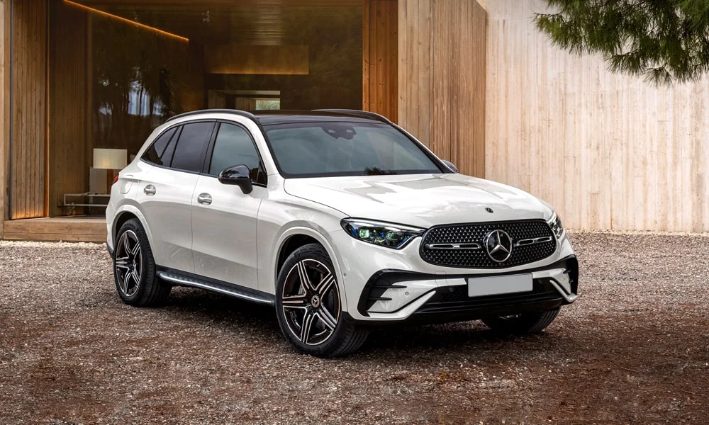Фото Mercedes-Benz GLC (2024) — вид спереди, фото 8. Анфас: пропорции капота, посадка кузова и графика ходовых огней Mercedes-Benz GLC (2024) — вид спереди, фото 8