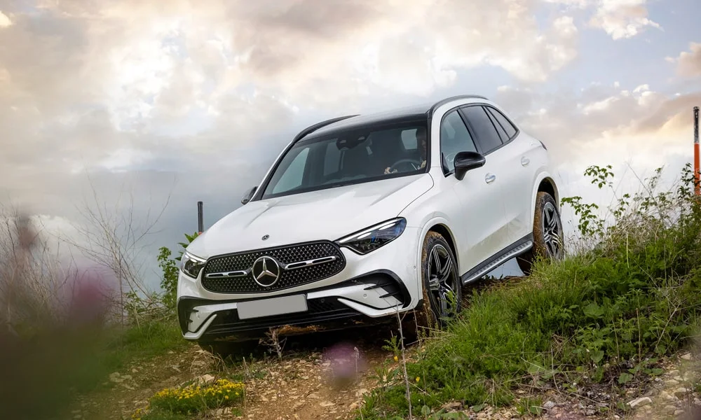 Фото Mercedes-Benz GLC (2024) — вид спереди, фото 9. Оптика, решётка и бампер — первое впечатление о модели. Дневные ходовые огни включаются автоматически с запуском Mercedes-Benz GLC (2024) — вид спереди, фото 9