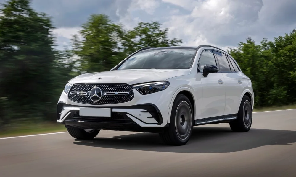Фото Mercedes-Benz GLC (2024) — вид спереди, фото 10. Анфас: пропорции капота, посадка кузова и графика ходовых огней. Дневные ходовые огни включаются автоматически с запуском Mercedes-Benz GLC (2024) — вид спереди, фото 10