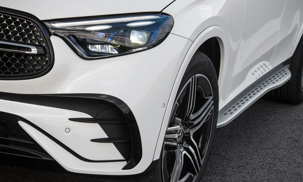 Фото Mercedes-Benz GLC (2024) — вид спереди, фото 11. Оптика, решётка и бампер — первое впечатление о модели Mercedes-Benz GLC (2024) — вид спереди, фото 11