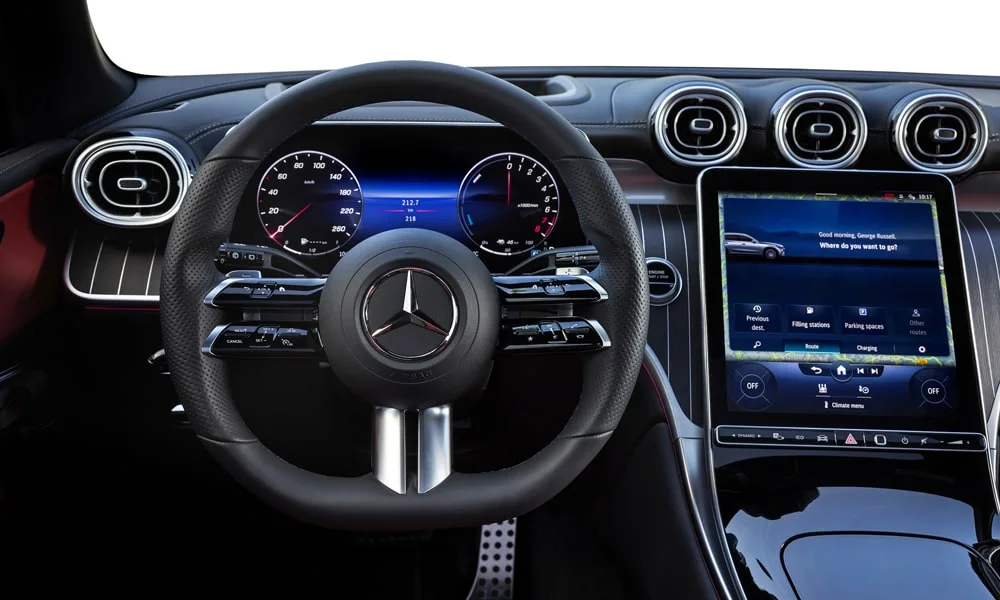 Фото Mercedes-Benz GLC (2024) — приборная панель. Экран приборов за рулём — вся ходовая информация перед глазами. Запас хода и расход выводятся крупно — главные цифры ежедневных поездок Mercedes-Benz GLC (2024) — приборная панель