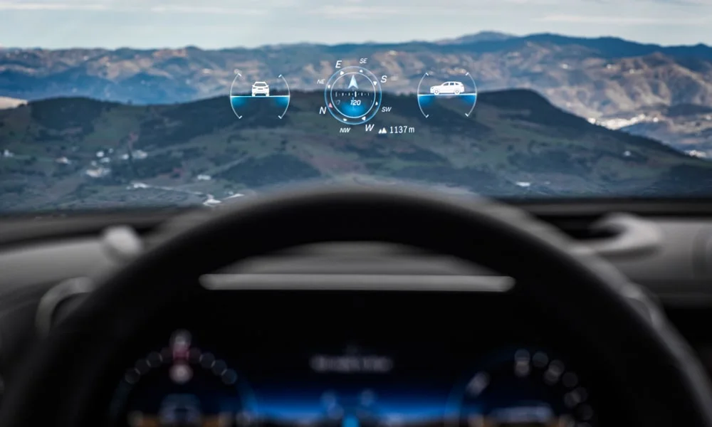 Фото Mercedes-Benz GLC (2024) — проекционный дисплей. Проекция на стекло: взгляд не покидает дорогу Mercedes-Benz GLC (2024) — проекционный дисплей