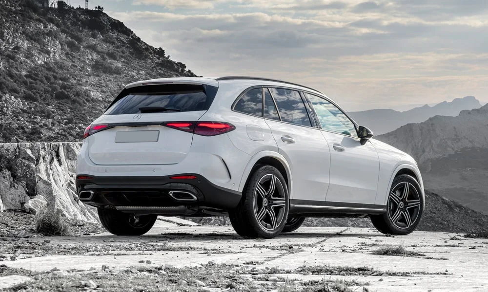 Фото Mercedes-Benz GLC (2024) — вид сзади. Графика фонарей, бампер и оформление пятой двери. Светодиодная полоса или раздельные секции — задняя оптика стала главным украшением кормы Mercedes-Benz GLC (2024) — вид сзади