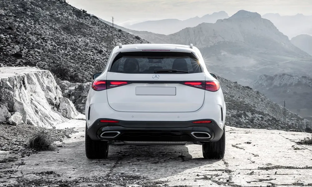 Фото Mercedes-Benz GLC (2024) — вид сзади, фото 2. Графика фонарей, бампер и оформление пятой двери. Насадки выхлопа или их имитация внизу бампера различают версии Mercedes-Benz GLC (2024) — вид сзади, фото 2