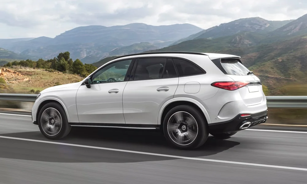 Фото Mercedes-Benz GLC (2024) — вид сзади, фото 3. Корма в белом цвете: графика фонарей и пластика пятой двери Mercedes-Benz GLC (2024) — вид сзади, фото 3