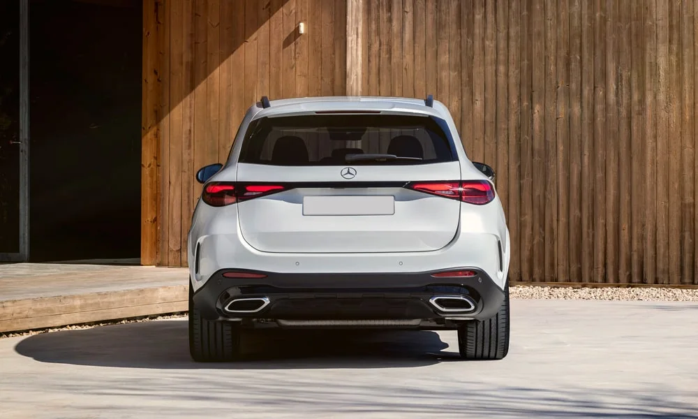 Фото Mercedes-Benz GLC (2024) — вид сзади, фото 4. Графика фонарей, бампер и оформление пятой двери. Насадки выхлопа или их имитация внизу бампера различают версии Mercedes-Benz GLC (2024) — вид сзади, фото 4