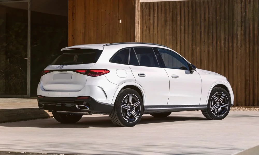Фото Mercedes-Benz GLC (2024) — вид сзади, фото 5. Линия крыши, стойки и задняя дверь в белом исполнении. Насадки выхлопа или их имитация внизу бампера различают версии Mercedes-Benz GLC (2024) — вид сзади, фото 5