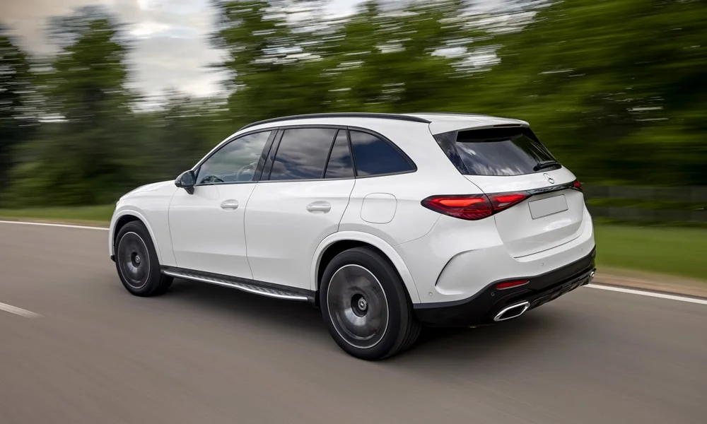 Фото Mercedes-Benz GLC (2024) — вид сзади, фото 6. Белый кузов сзади — фонари и бампер определяют ночной образ модели. Светодиодная полоса или раздельные секции — задняя оптика стала главным украшением кормы Mercedes-Benz GLC (2024) — вид сзади, фото 6