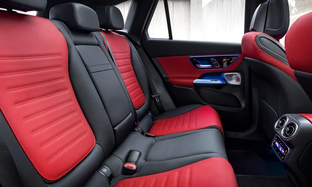 Фото Mercedes-Benz GLC (2024) — задние сиденья. Посадка второго ряда: подголовники и подлокотник. Плоский пол упрощает посадку втроём Mercedes-Benz GLC (2024) — задние сиденья