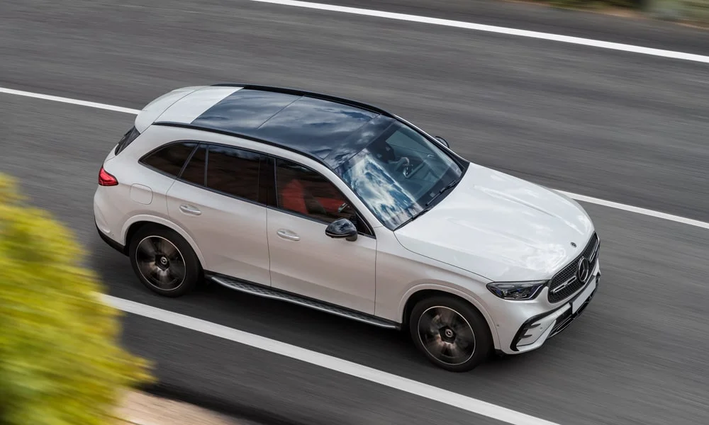 Фото Mercedes-Benz GLC (2024) — крыша. Линия крыши и панорамное остекление с высоты Mercedes-Benz GLC (2024) — крыша