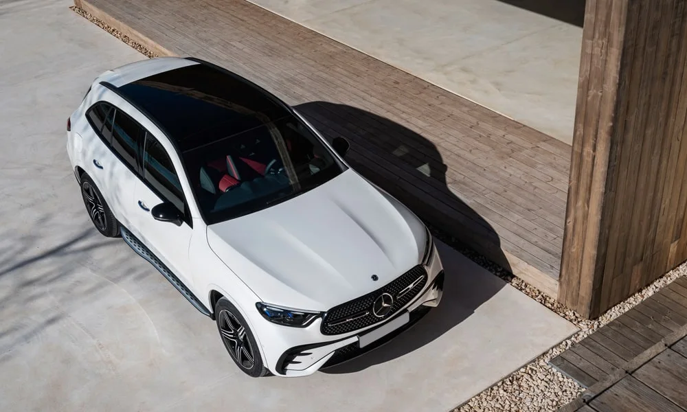 Фото Mercedes-Benz GLC (2024) — крыша, фото 2. Крыша сверху: остекление, рейлинги и антенна-плавник. Рейлинги рассчитаны на поперечины для бокса или велокреплений Mercedes-Benz GLC (2024) — крыша, фото 2