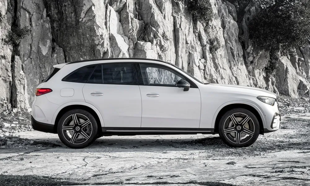 Фото Mercedes-Benz GLC (2024) — вид сбоку. Профиль кузова: колёсная база, свесы и линия остекления Mercedes-Benz GLC (2024) — вид сбоку