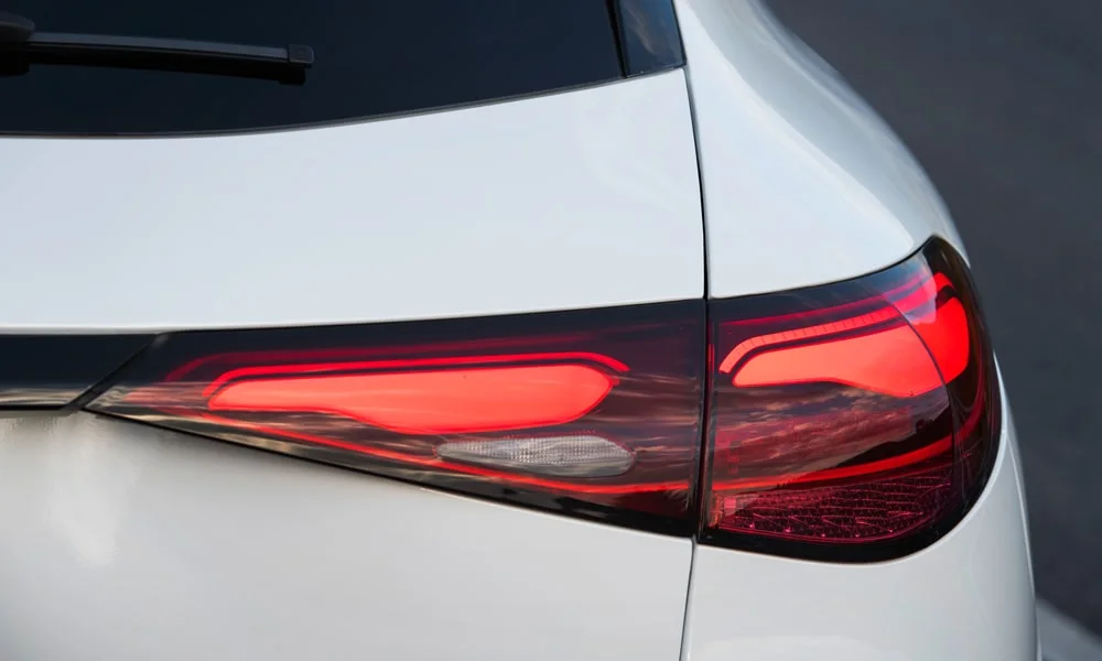 Фото Mercedes-Benz GLC (2024) — задние фонари. Графика секций крупным планом — ночная подпись модели. Динамические поворотники с бегущей индикацией встречаются в старших комплектациях Mercedes-Benz GLC (2024) — задние фонари