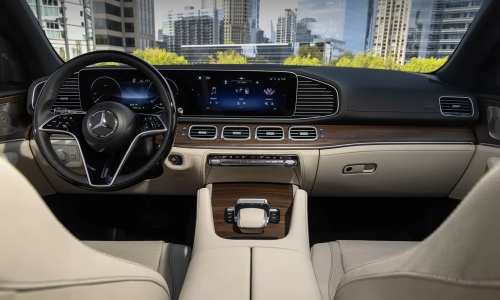 Фото Mercedes-Benz GLE (2024) — передняя панель. Архитектура передней панели: ярусы, вставки и консоль в светлой бежевой гамме Mercedes-Benz GLE (2024) — передняя панель
