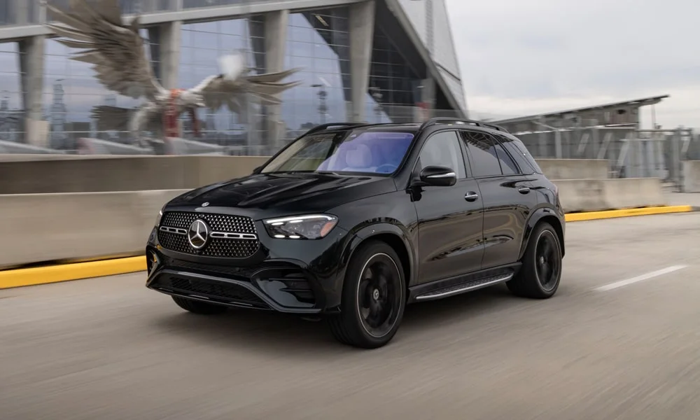 Фото Mercedes-Benz GLE (2024) — вид спереди, фото 4. Кузов в чёрном цвете: рисунок оптики и решётки задаёт узнаваемое «лицо» модели Mercedes-Benz GLE (2024) — вид спереди, фото 4