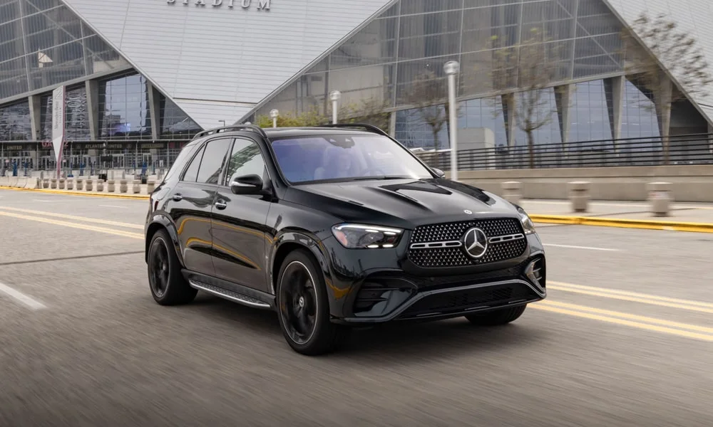 Фото Mercedes-Benz GLE (2024) — вид спереди, фото 5. Передок в чёрном исполнении — крупная светотехника и выразительный бампер Mercedes-Benz GLE (2024) — вид спереди, фото 5
