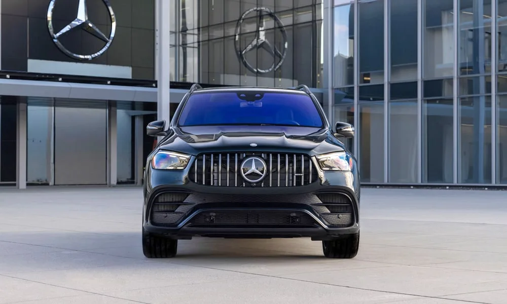 Фото Mercedes-Benz GLE (2024) — вид спереди, фото 8. Анфас: пропорции капота, посадка кузова и графика ходовых огней Mercedes-Benz GLE (2024) — вид спереди, фото 8
