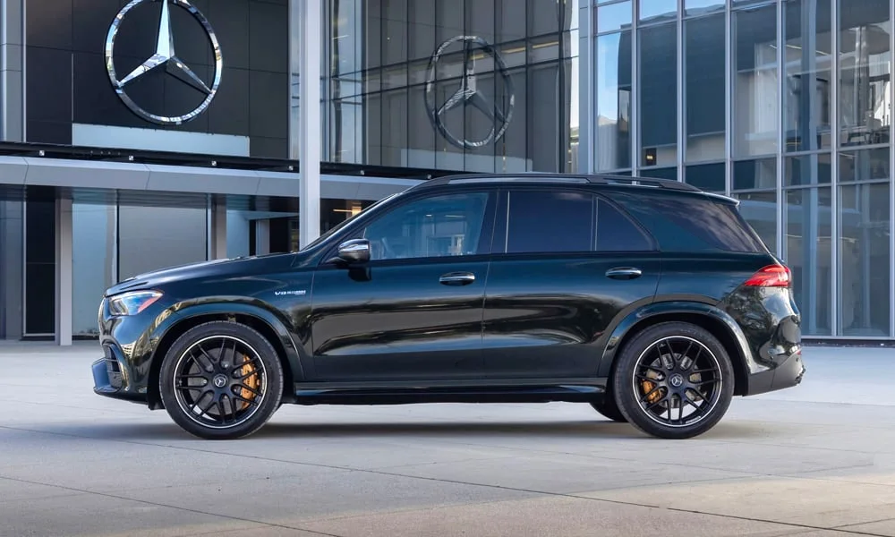 Фото Mercedes-Benz GLE (2024) — вид спереди, фото 9. Анфас: пропорции капота, посадка кузова и графика ходовых огней Mercedes-Benz GLE (2024) — вид спереди, фото 9