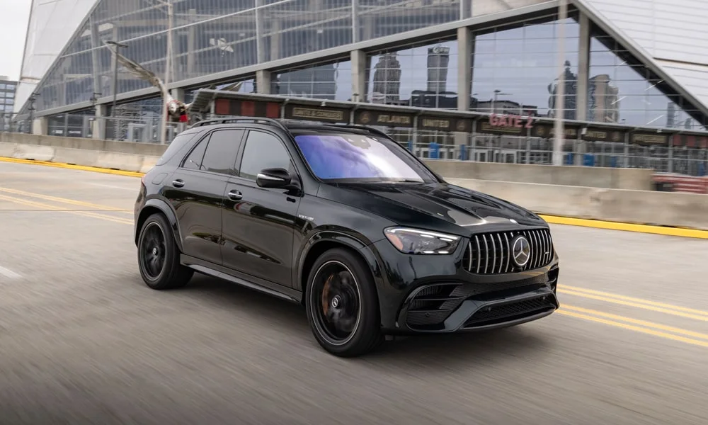 Фото Mercedes-Benz GLE (2024) — вид спереди, фото 10. Анфас: пропорции капота, посадка кузова и графика ходовых огней Mercedes-Benz GLE (2024) — вид спереди, фото 10