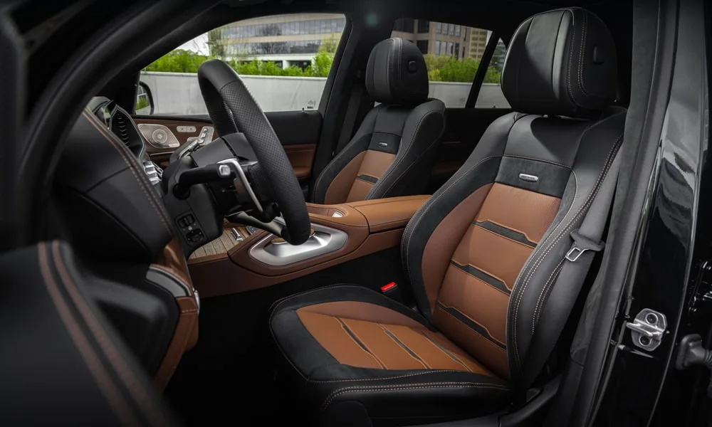 Фото Mercedes-Benz GLE (2024) — передние сиденья. Профиль кресел: боковая поддержка и подголовники. Перфорация обивки нужна для вентиляции — функции старших комплектаций Mercedes-Benz GLE (2024) — передние сиденья