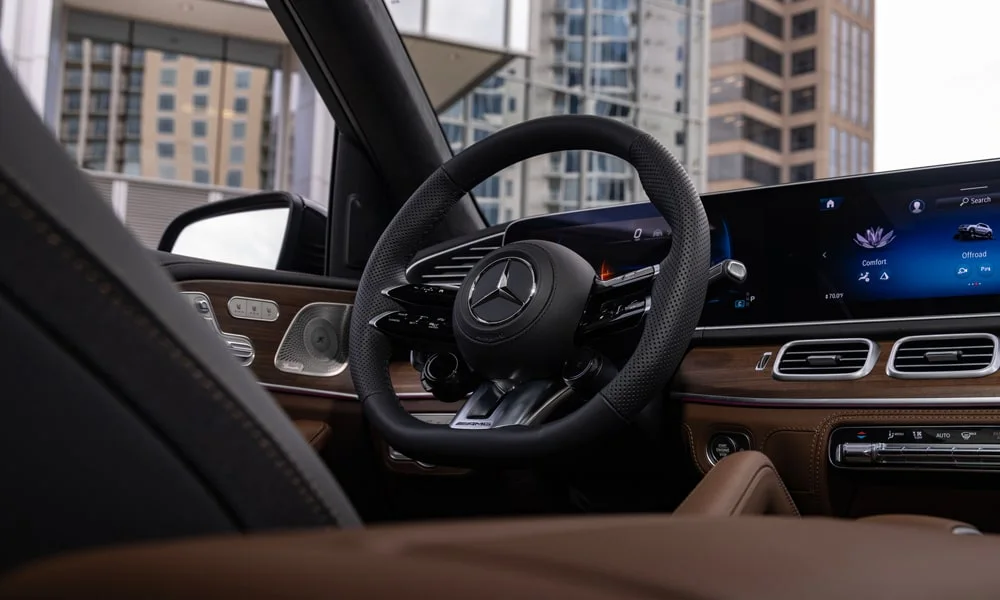 Фото Mercedes-Benz GLE (2024) — приборная панель. Экран приборов за рулём — вся ходовая информация перед глазами. Запас хода и расход выводятся крупно — главные цифры ежедневных поездок Mercedes-Benz GLE (2024) — приборная панель