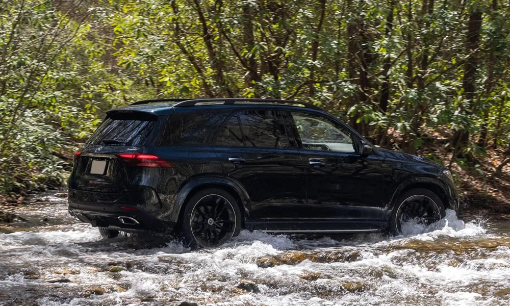 Фото Mercedes-Benz GLE (2024) — вид сзади, фото 5. Корма в чёрном цвете: графика фонарей и пластика пятой двери Mercedes-Benz GLE (2024) — вид сзади, фото 5