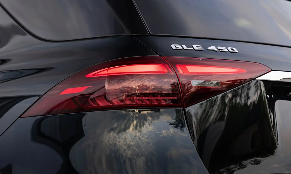Фото Mercedes-Benz GLE (2024) — вид сзади, фото 6. Линия крыши, стойки и задняя дверь в чёрном исполнении Mercedes-Benz GLE (2024) — вид сзади, фото 6