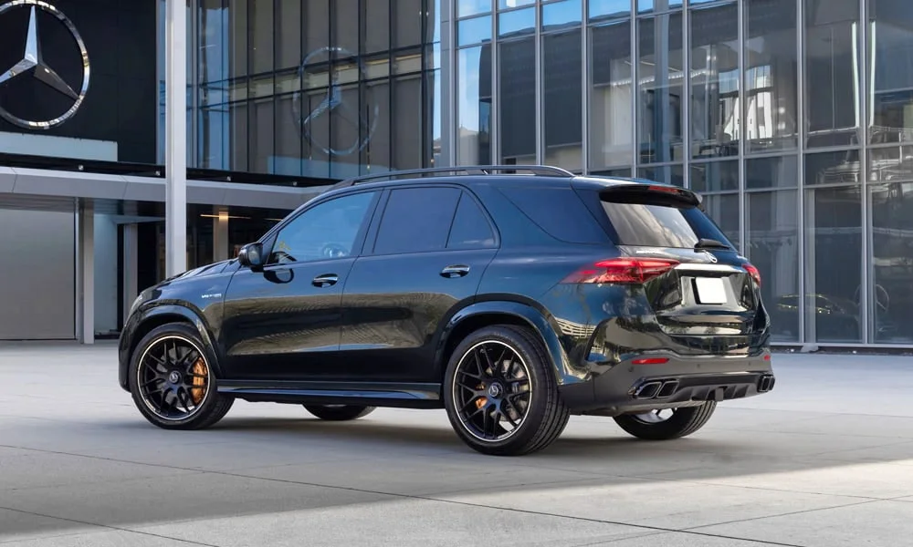 Фото Mercedes-Benz GLE (2024) — вид сзади, фото 7. Корма в чёрном цвете: графика фонарей и пластика пятой двери Mercedes-Benz GLE (2024) — вид сзади, фото 7