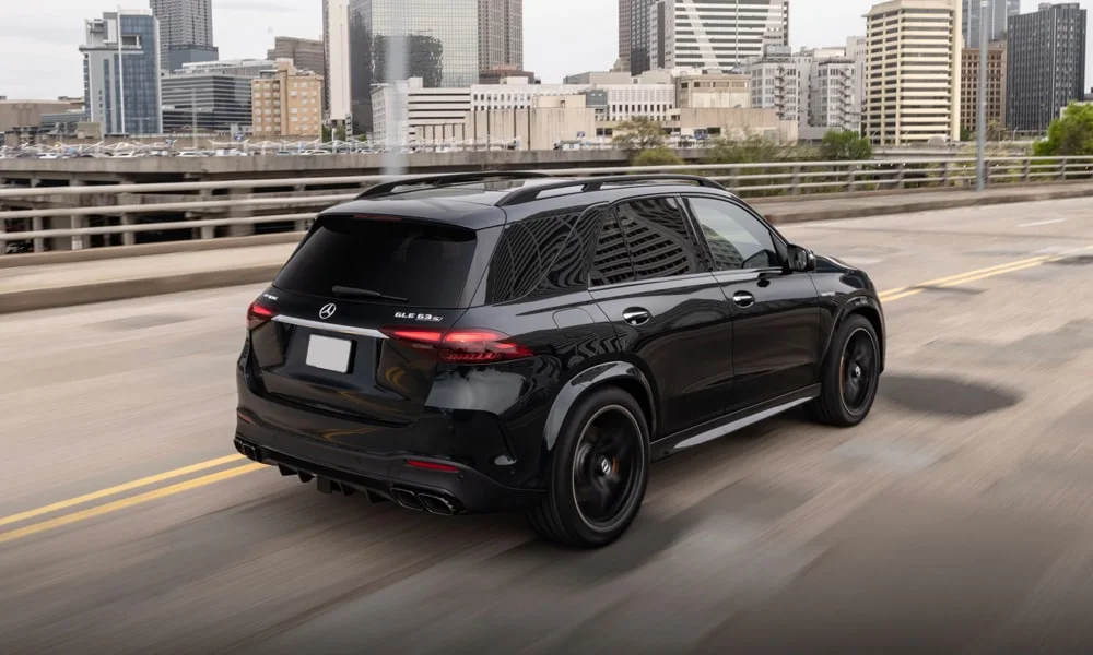 Фото Mercedes-Benz GLE (2024) — вид сзади, фото 8. Корма в чёрном цвете: графика фонарей и пластика пятой двери Mercedes-Benz GLE (2024) — вид сзади, фото 8
