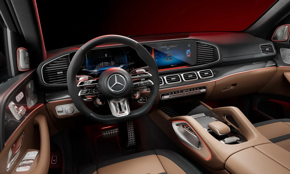 Фото Mercedes-Benz GLS (2024) — передняя панель. Архитектура передней панели: ярусы, вставки и консоль в красно-чёрной гамме Mercedes-Benz GLS (2024) — передняя панель
