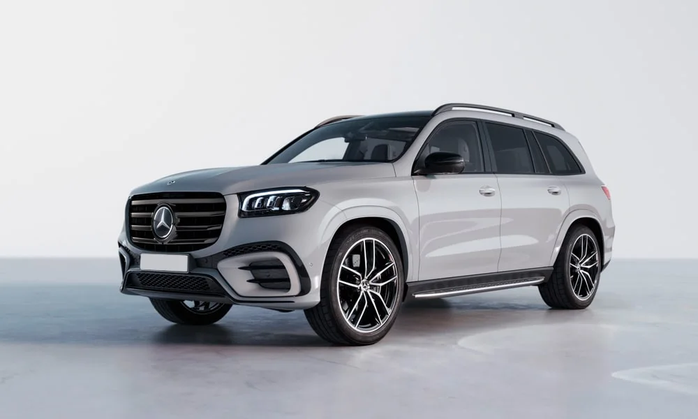 Фото Mercedes-Benz GLS (2024) — вид спереди. Оптика, решётка и бампер — первое впечатление о модели. Рисунок ходовых огней — подпись модели, по нему её узнают в потоке Mercedes-Benz GLS (2024) — вид спереди