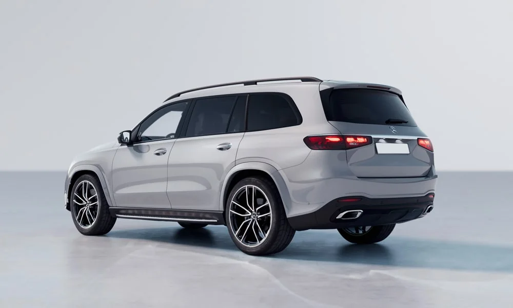 Фото Mercedes-Benz GLS (2024) — вид сзади. Корма в сером цвете: графика фонарей и пластика пятой двери. Светодиодная полоса или раздельные секции — задняя оптика стала главным украшением кормы Mercedes-Benz GLS (2024) — вид сзади