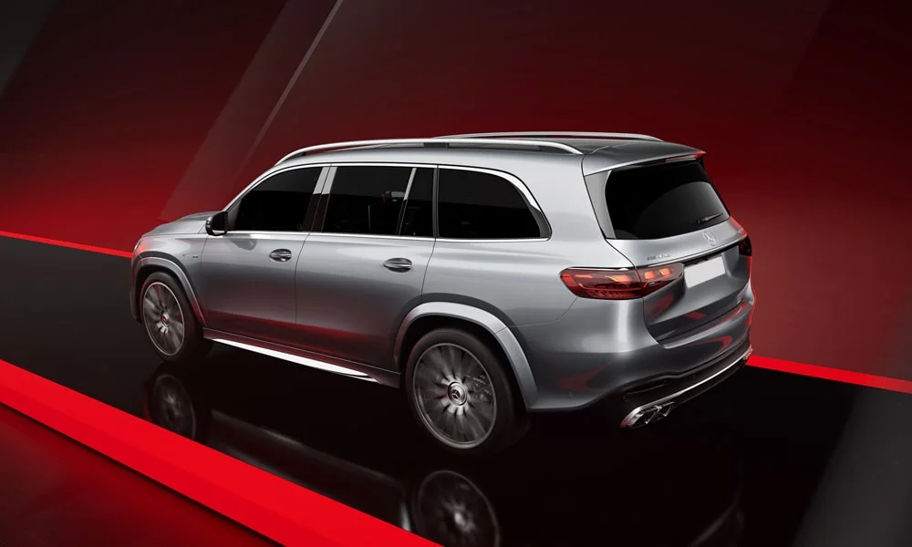 Фото Mercedes-Benz GLS (2024) — вид сзади, фото 4. Серебристый кузов сзади — фонари и бампер определяют ночной образ модели. Насадки выхлопа или их имитация внизу бампера различают версии Mercedes-Benz GLS (2024) — вид сзади, фото 4