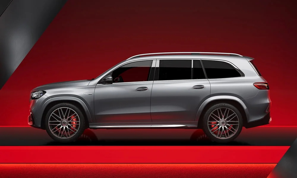 Фото Mercedes-Benz GLS (2024) — вид сбоку. Профиль кузова: колёсная база, свесы и линия остекления. Хромированные или чёрные молдинги окон отличают комплектации Mercedes-Benz GLS (2024) — вид сбоку