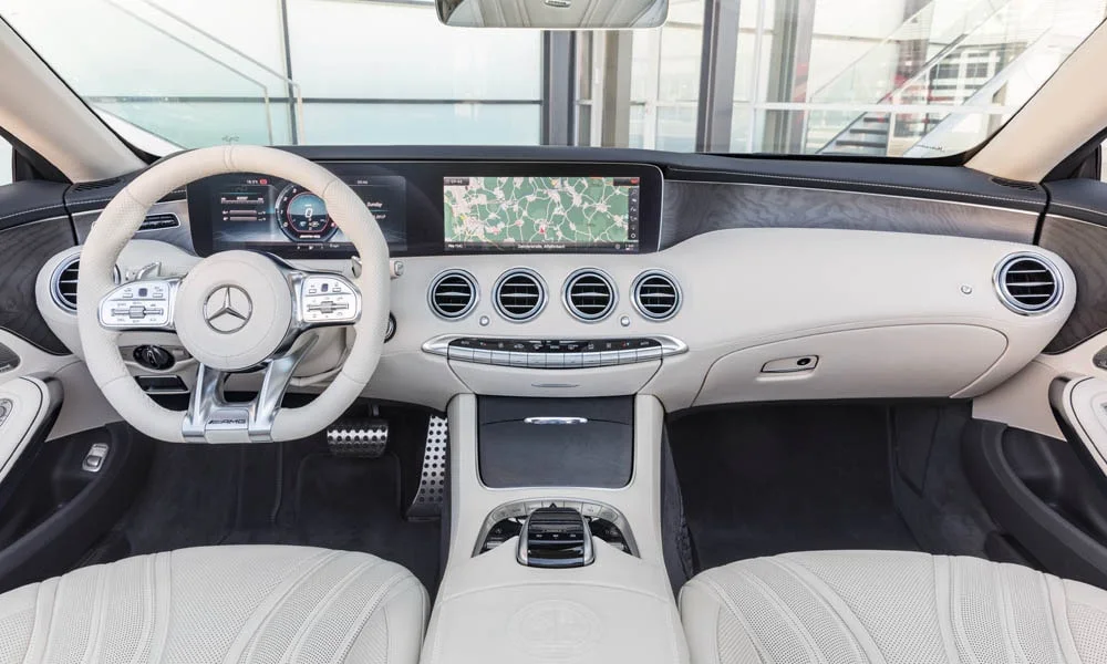 Фото Mercedes-Benz S-Class — передняя панель, фото 8. Панель в светлой бежевой отделке — видна компоновка экранов и органов управления Mercedes-Benz S-Class — передняя панель, фото 8