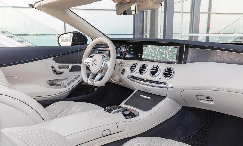 Фото Mercedes-Benz S-Class — передняя панель, фото 9. Панель в светлой бежевой отделке — видна компоновка экранов и органов управления. Минимум физических кнопок — ставка на экранное управление Mercedes-Benz S-Class — передняя панель, фото 9