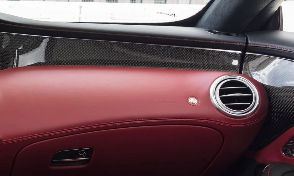 Фото Mercedes-Benz S-Class — дверная карта. Подлокотник, динамик и блок стеклоподъёмников. Мягкая вставка в зоне локтя — то, что чувствуешь каждый день Mercedes-Benz S-Class — дверная карта