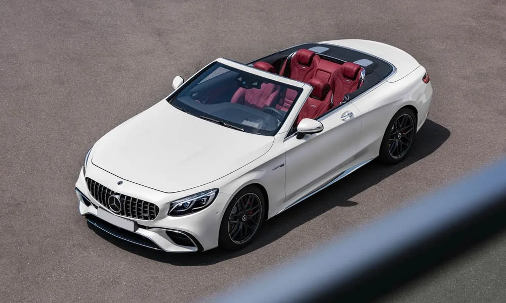 Фото Mercedes-Benz S-Class — вид спереди, фото 10. Кузов в белом цвете: рисунок оптики и решётки задаёт узнаваемое «лицо» модели. Дневные ходовые огни включаются автоматически с запуском Mercedes-Benz S-Class — вид спереди, фото 10