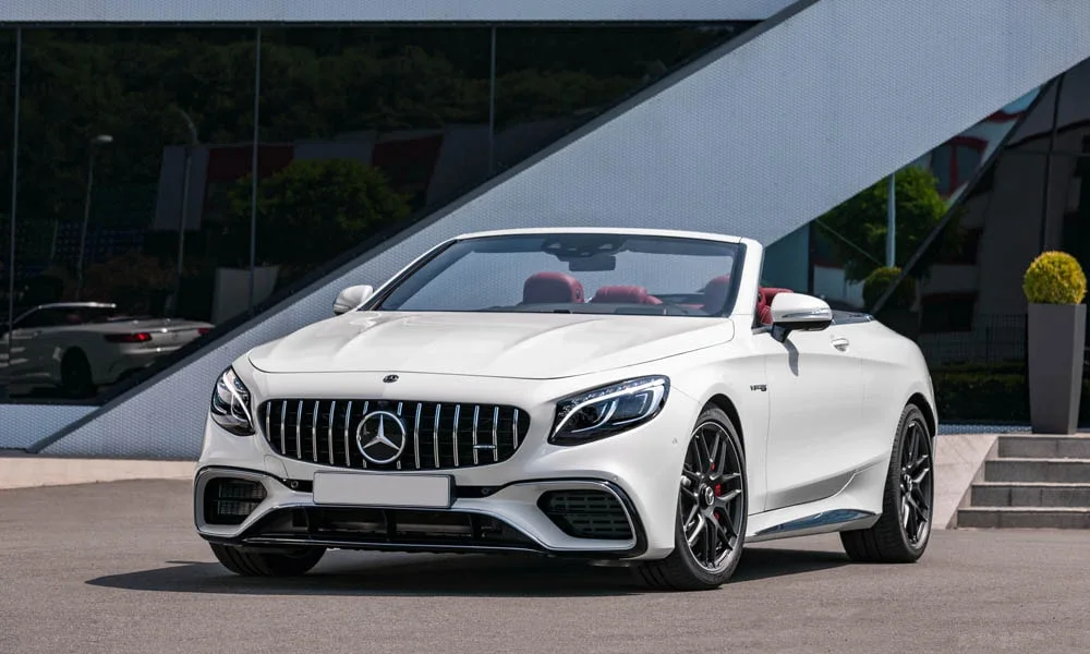 Фото Mercedes-Benz S-Class — вид спереди, фото 11. Оптика, решётка и бампер — первое впечатление о модели. Рисунок ходовых огней — подпись модели, по нему её узнают в потоке Mercedes-Benz S-Class — вид спереди, фото 11