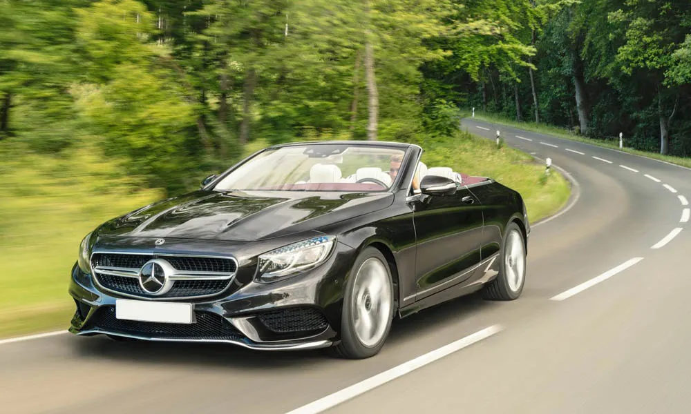 Фото Mercedes-Benz S-Class — вид спереди, фото 14. Передок в чёрном исполнении — крупная светотехника и выразительный бампер. Рисунок ходовых огней — подпись модели, по нему её узнают в потоке Mercedes-Benz S-Class — вид спереди, фото 14