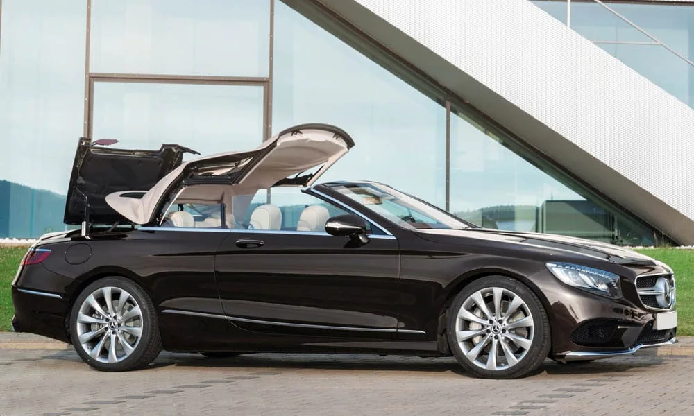 Фото Mercedes-Benz S-Class — вид спереди, фото 16. Анфас: пропорции капота, посадка кузова и графика ходовых огней. Рисунок ходовых огней — подпись модели, по нему её узнают в потоке Mercedes-Benz S-Class — вид спереди, фото 16